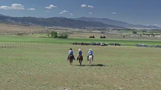 马背上的牛仔加入朋友-无人机射击视频素材模板下载