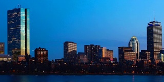 波士顿的天际线在夜晚穿过港口的时间