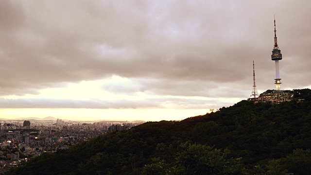 首尔南山公园的黄昏市景