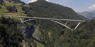 横跨瑞士阿尔卑斯山塔米娜山谷的大桥