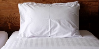 缩小卧室床上的白色枕头