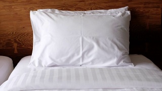 缩小卧室床上的白色枕头视频素材模板下载