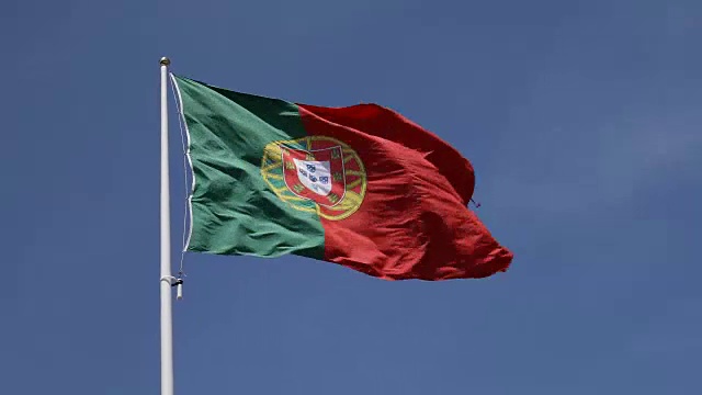 蓝色天空中飘扬的葡萄牙国旗