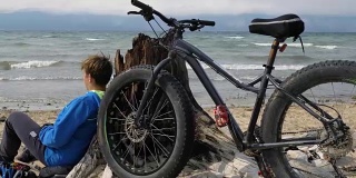 Fat bike也叫fatbike或fattire bike在夏天在海滩上驾驶。