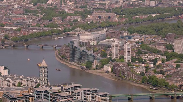 鸟瞰泰晤士河上的桥在伦敦，英国。4 k