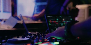 近距离的DJ手混合的轨道在夜总会在派对的舞台上