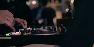 近距离的DJ手混合的轨道在夜总会在派对的舞台上