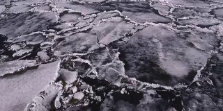 海上有冰块。冰裂纹纹理。前视图。冬季自然背景。
