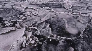 海上有冰块。冰裂纹纹理。前视图。冬季自然背景。视频素材模板下载