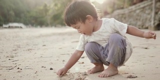 一个男孩在海滩上玩