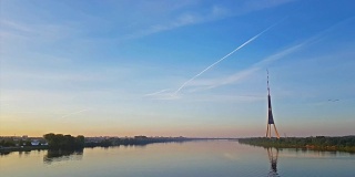 拉脱维亚黎明时的风景日出，里加电视塔