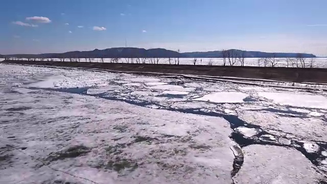 伏尔加河部分结冰，大块的冰形成了蓝白相间的图案。