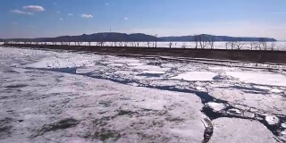 伏尔加河部分结冰，大块的冰形成了蓝白相间的图案。