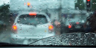 小车内雨天景色的慢动作。