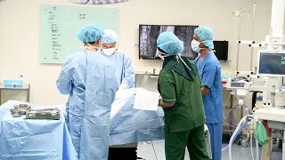 外科医生穿着手术服在手术室工作视频素材模板下载