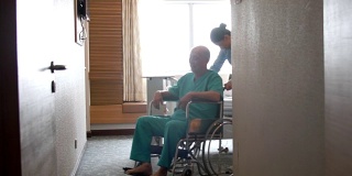护士用轮椅推着病人进病房