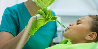口腔医生用唾液喷射器，病人小儿微笑，顾客满意