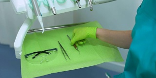 助理拆封消毒牙科工具，卫生，信任专业服务