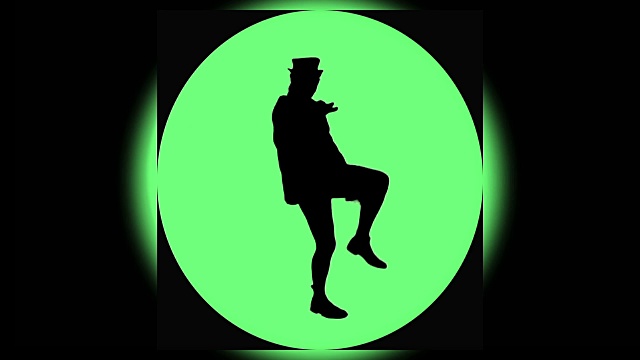 戴着帽子的快乐的人在圆形的绿色背景上滑稽地跳舞