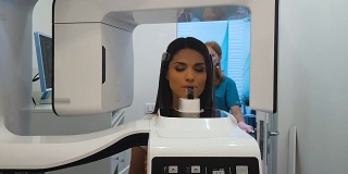 妇女接受全景x光检查，使用专业的放射设备