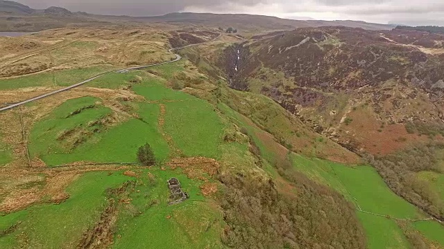 鸟瞰图B4391通过沼泽和山脉的威尔士接近瀑布，英国