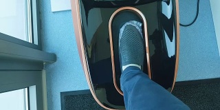 自动鞋套分配器在运行中，无菌，卫生在医院