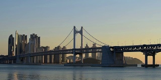 韩国釜山市光安大桥和海云台日落。