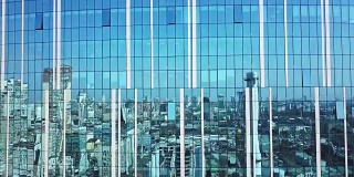 城市景观反射在一个玻璃幕墙现代办公大楼在基辅
