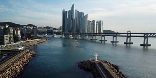 韩国釜山，光安大桥和海云台鸟瞰图。