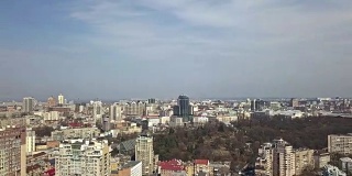 空中上升的镜头反射办公室摩天大楼的细节和城市景观的春天基辅