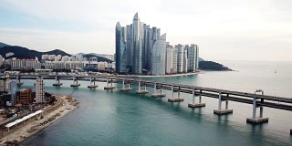 韩国釜山，光安大桥和海云台鸟瞰图。