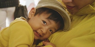 飞机上快乐的小男孩。亚洲小男孩和他的母亲旅行。