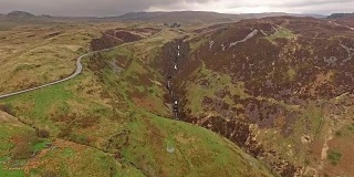 鸟瞰图B4391通过沼泽和山脉的威尔士接近瀑布，英国