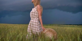 年轻美丽的灵感女孩是走在田野的雨天，自由的概念