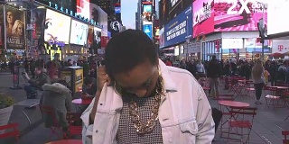 年轻的非洲裔美国妇女在纽约时代广场被情绪征服