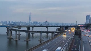 韩国首尔市晚上的交通状况视频素材模板下载
