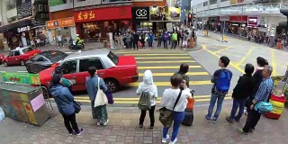 旅游人群穿过亚洲购物街