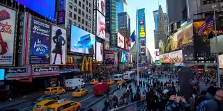 纽约- 2016年3月29日:纽约时代广场TKTS展台顶部的时间流逝图