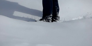 在厚厚的雪堆里行走的人