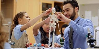 好奇的私立小学STEM学生正在学习人体骨骼