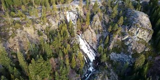大自然的自然之美，鹰瀑从加利福尼亚山脉瀑布而下