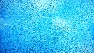洗涤剂泡沫在水面上产生特写效果视频素材模板下载