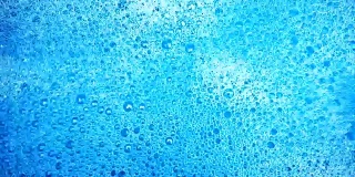 洗涤剂泡沫在水面上产生特写效果