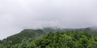 多云的山区延时摄影