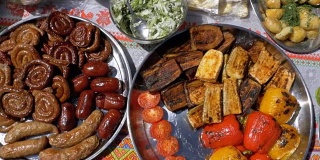 各种各样的香肠，蔬菜，保加利亚胡椒和其他在烤架上烹饪的食物