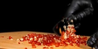 厨师做莎莎酱。辣墨西哥辣食谱里汉堡的莎莎酱。它是由番茄，红辣椒，洋葱，白洋葱做成的。所有的粉笔都是用刀切的。