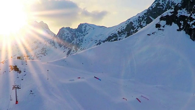绳索道位于阿尔卑斯山脉，冬季滑雪旅游胜地，旅游全景