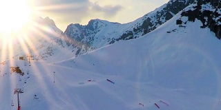 绳索道位于阿尔卑斯山脉，冬季滑雪旅游胜地，旅游全景