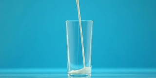 巴氏杀菌牛奶倒在玻璃中，有机营养，新鲜食品，钙