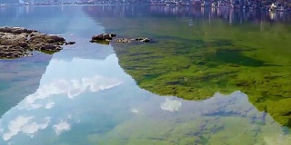 奥地利沃尔夫冈湖，自然优美，水面倒影清澈，气宇轩昂